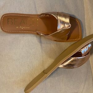 Matisse New slide flat sandal. Rose gold New condition fits narrow/ medium 8